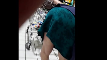 This fat mature woman goes shopping without panties under her skirt